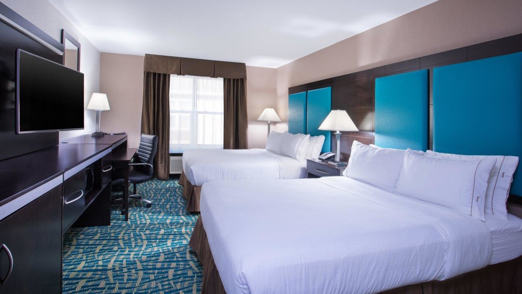 Четырёхместный номер Standard Holiday Inn Express & Suites Wyomissing, an IHG Hotel