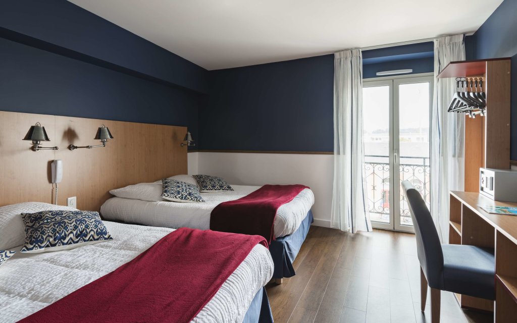 Четырёхместный номер Standard Brit Hotel de Paris Saint-Jean-de-Luz