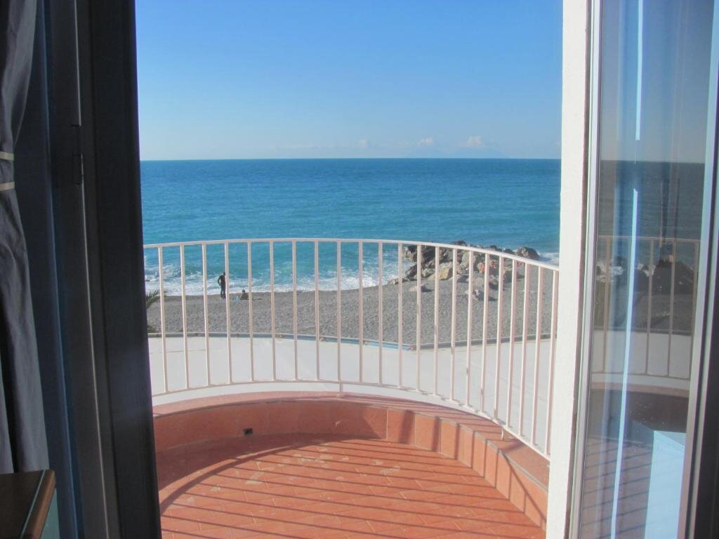 Трёхместный номер Standard с видом на море Hotel Ristorante La Scogliera - NUOVA GESTIONE