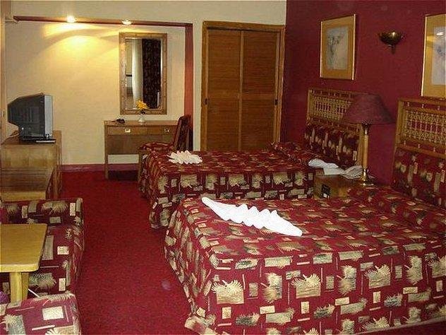 Кровать в общем номере Indiana Hotel