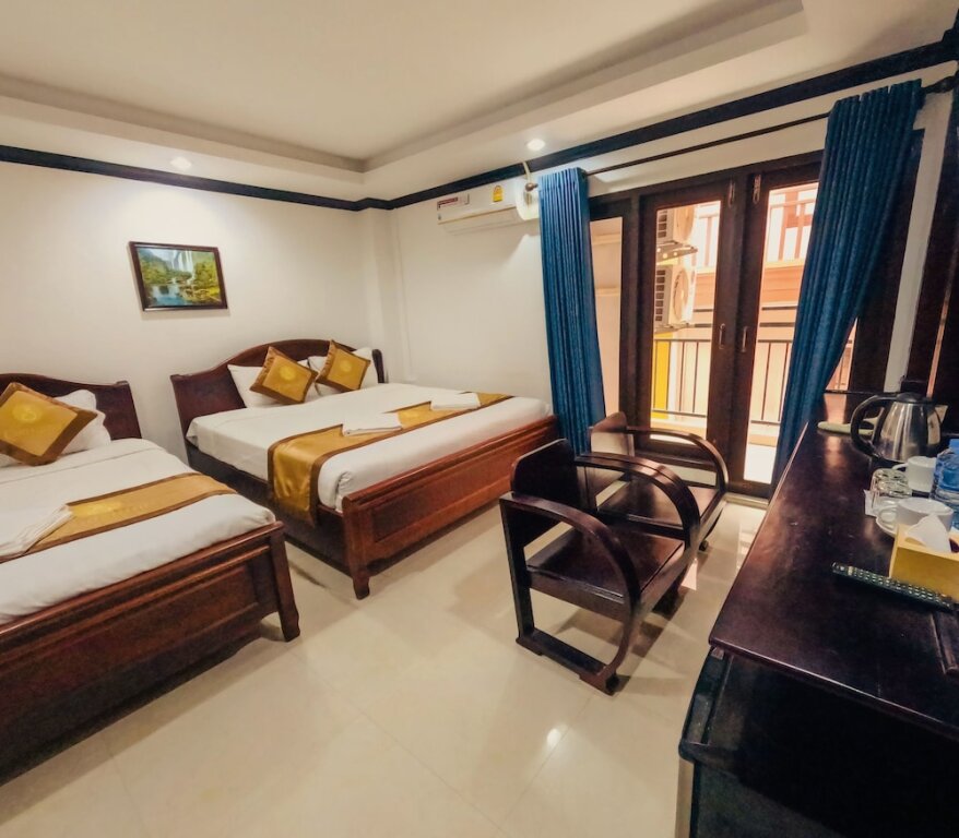 Deluxe triple chambre avec balcon et Vue montagne Consiana Vang Vieng Hotel