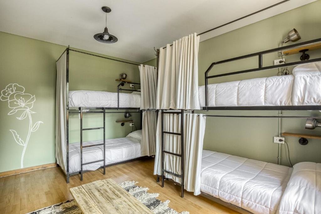 Cama en dormitorio compartido Selina Bariloche