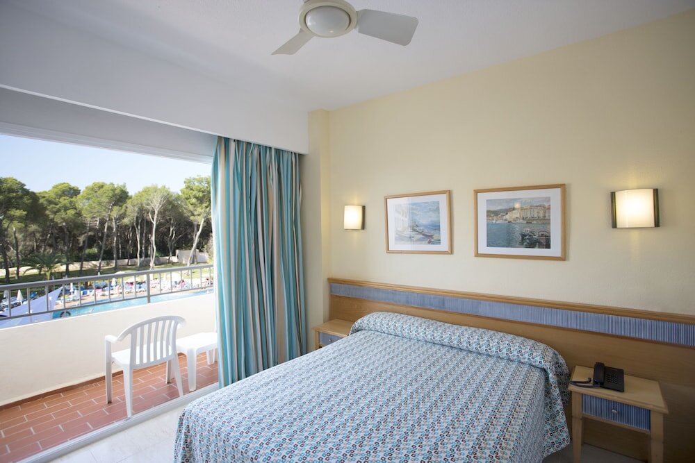Standard triple chambre avec balcon et Vue piscine Invisa Ereso
