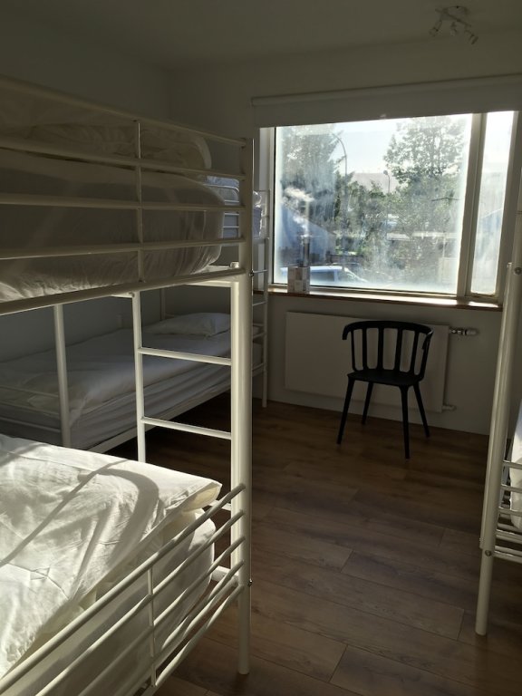 Cama en dormitorio compartido con vista a la montaña Hot Springs Hostel