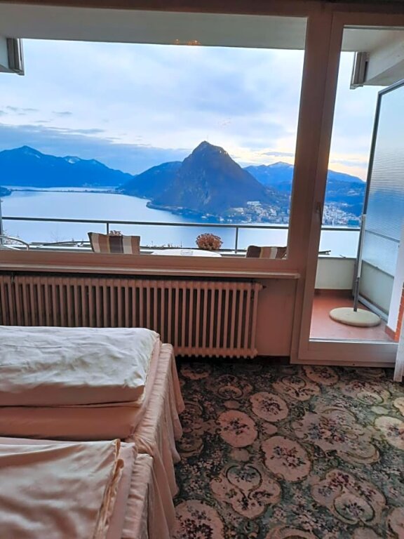 Suite with balcony and with lake view Hotel Colibrì