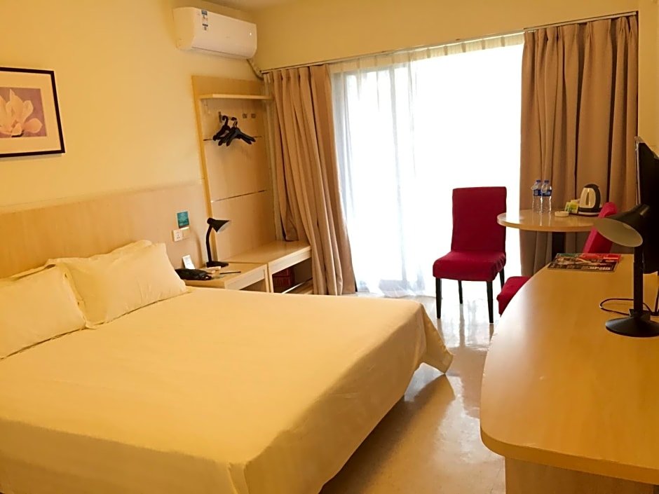Standard Single room with balcony Jinjiang Inn Maidelong Dongguan