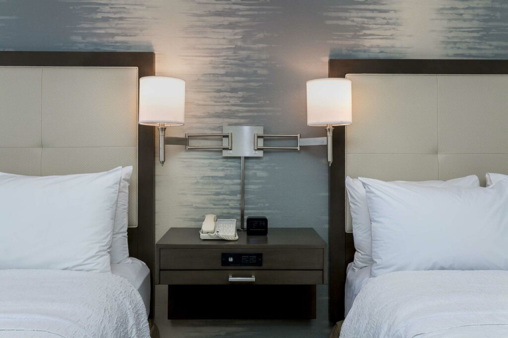 Четырёхместный номер Standard Hampton Inn & Suites San Diego-Poway