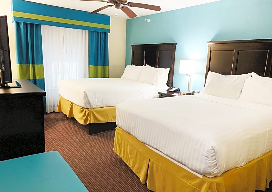 Четырёхместный люкс c 1 комнатой Holiday Inn Express Hotel & Suites Gainesville, an IHG Hotel