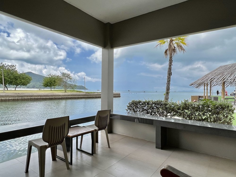 2 Bedrooms Standard room with balcony and with sea view Baan Tah On The Sea