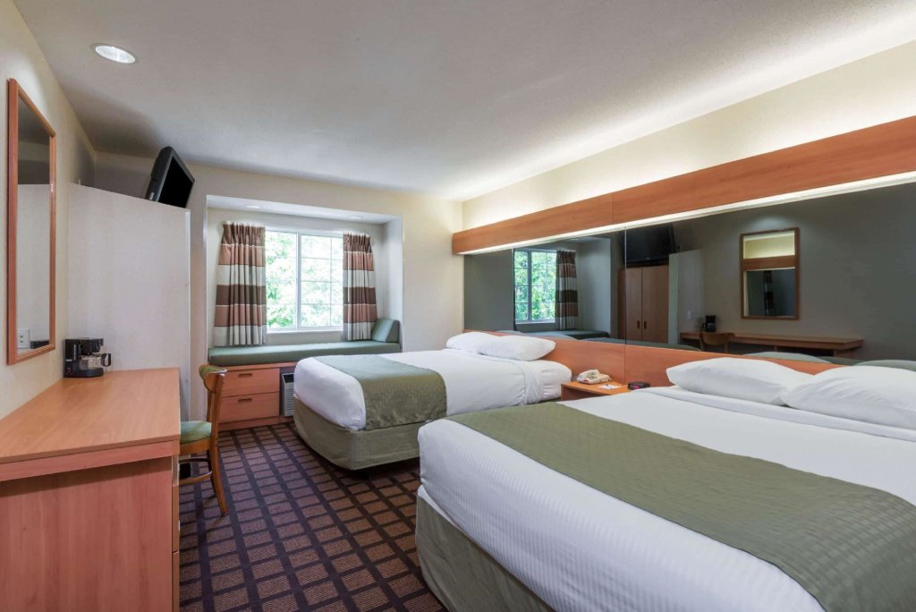 Четырёхместный номер Standard Microtel Inn & Suites by Wyndham Uncasville
