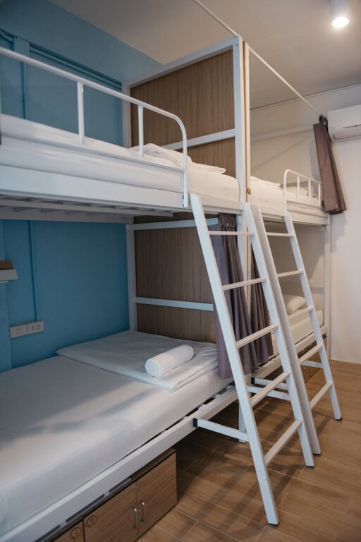 Кровать в общем номере (мужской номер) Ease Hostel