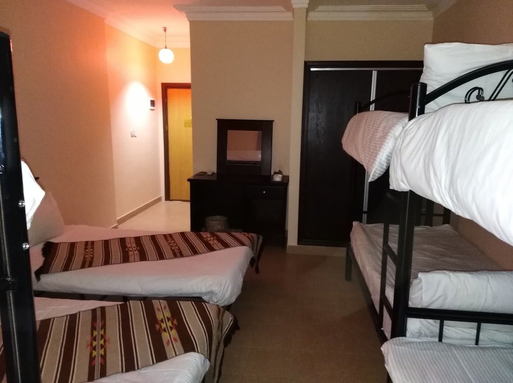Кровать в общем номере Delilah Hotel