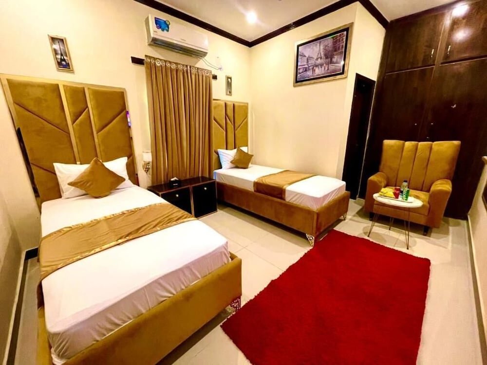 Deluxe room Go Guest House Lahore