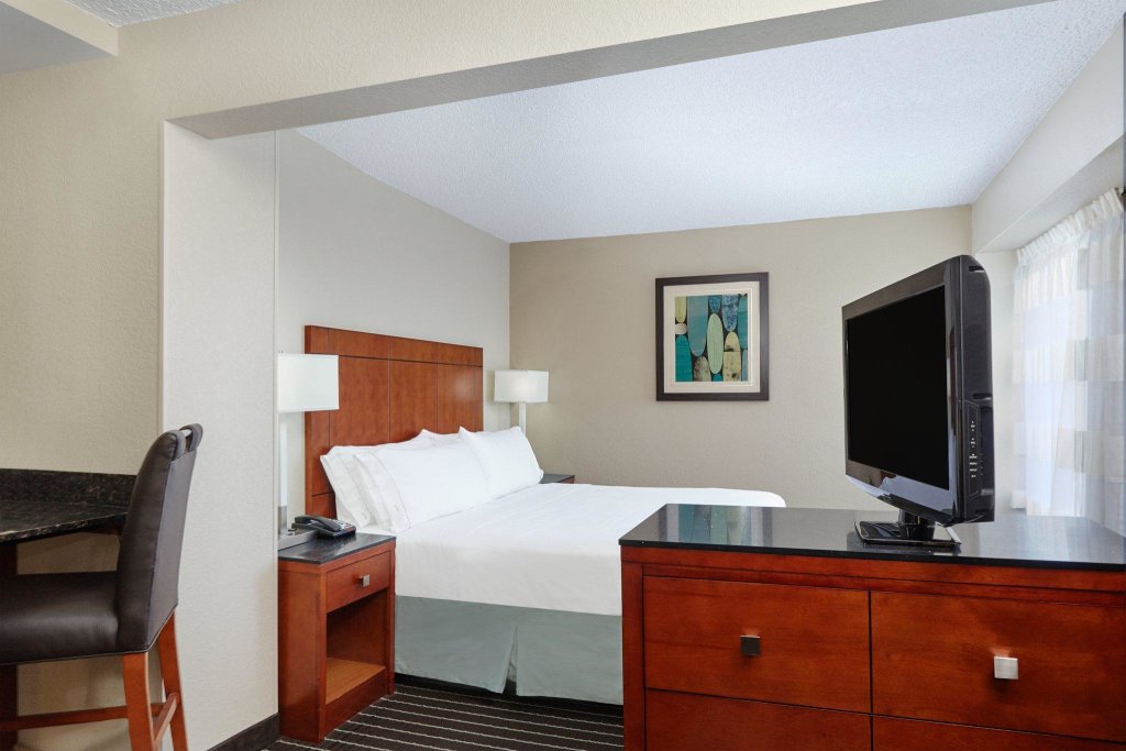 Двухместный люкс c 1 комнатой Holiday Inn Express Hotels- Hampton, an IHG Hotel