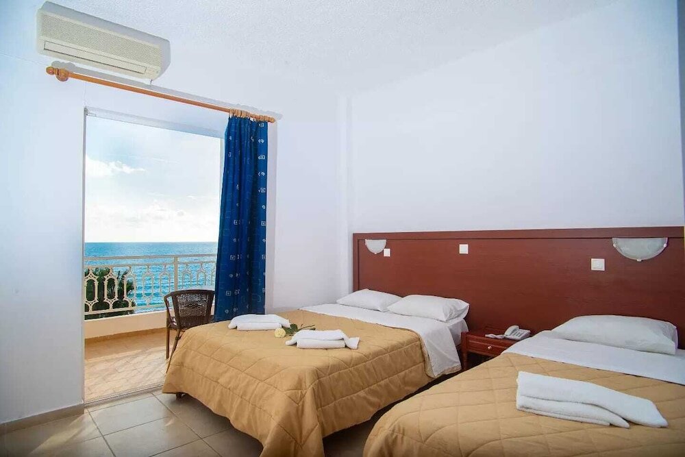 Трёхместный номер Standard с балконом и с видом на море Poseidon Beach Hotel