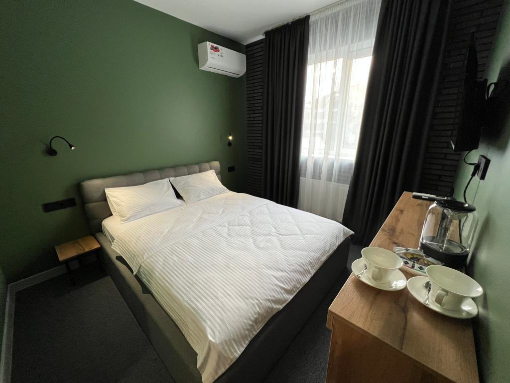 Standard Zimmer Grey Mini-Hotel