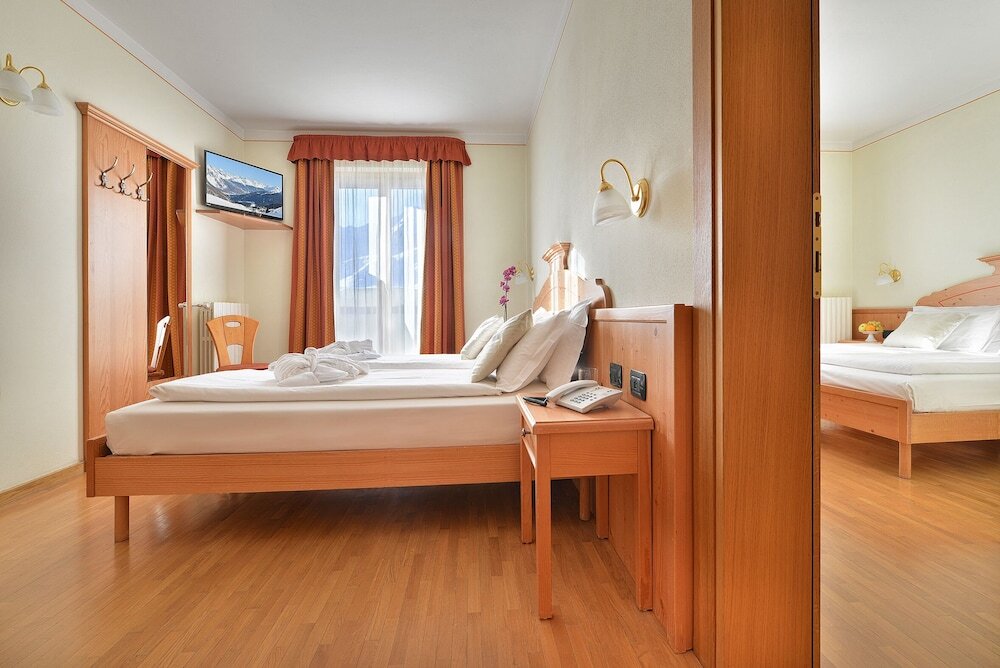 Четырёхместный номер Comfort с 2 комнатами с видом на горы Hotel Interalpen