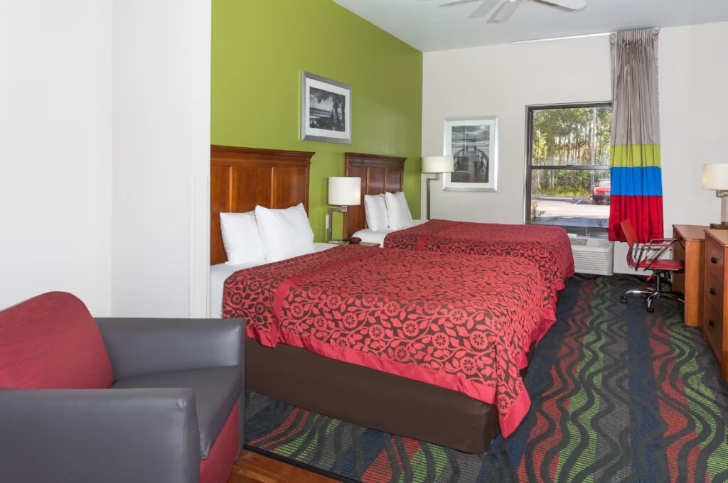 Люкс Days Inn & Suites by Wyndham Fort Myers Near JetBlue Park