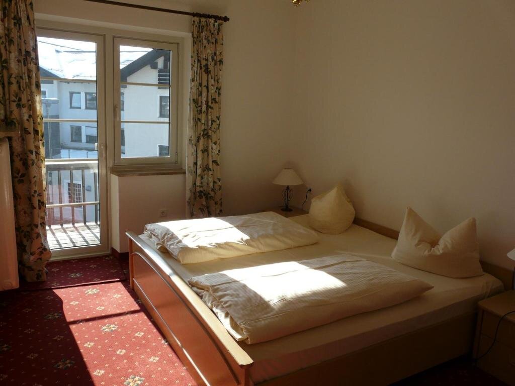 Апартаменты Hotel Roter Hahn - Bed & Breakfast
