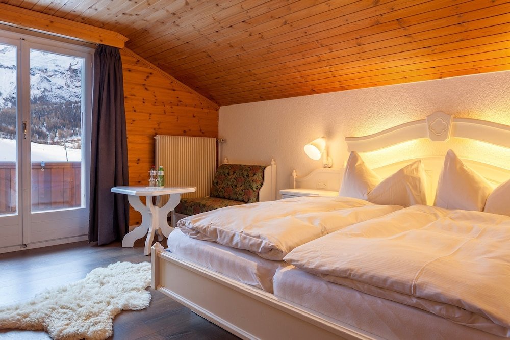 Standard Double room with balcony and with mountain view Hotel THE LARIX ski-in ski-out