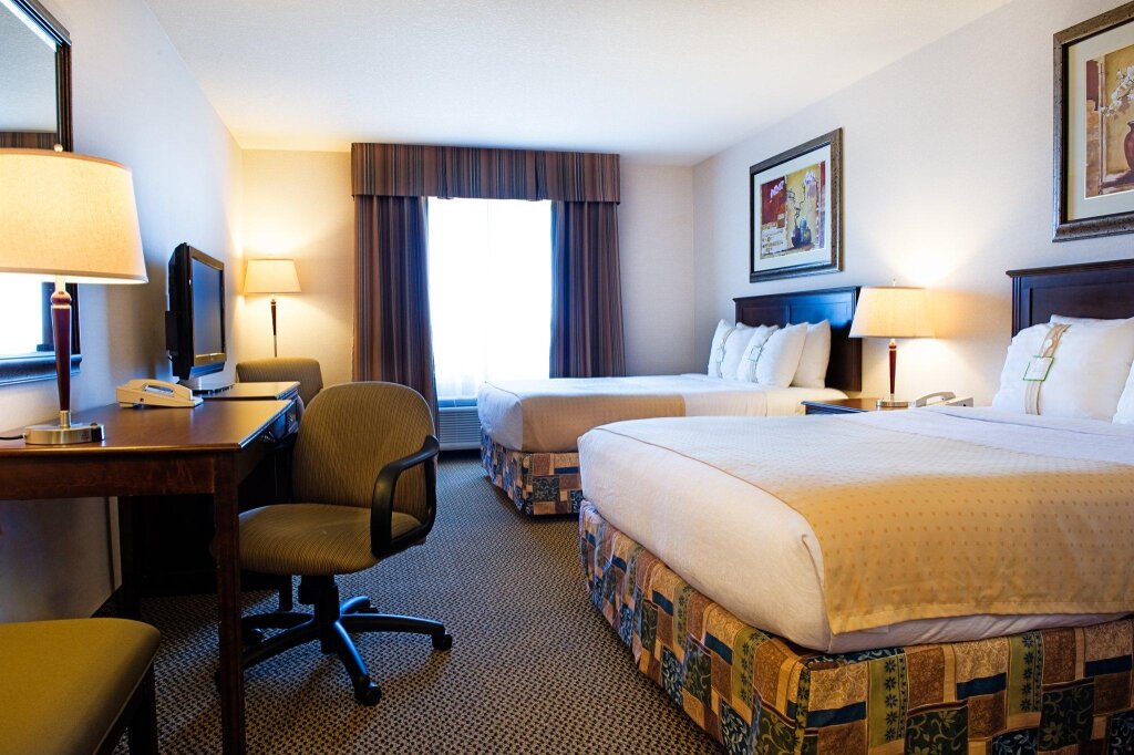 Четырёхместный номер Standard Holiday Inn Hotel & Suites-West Edmonton, an IHG Hotel
