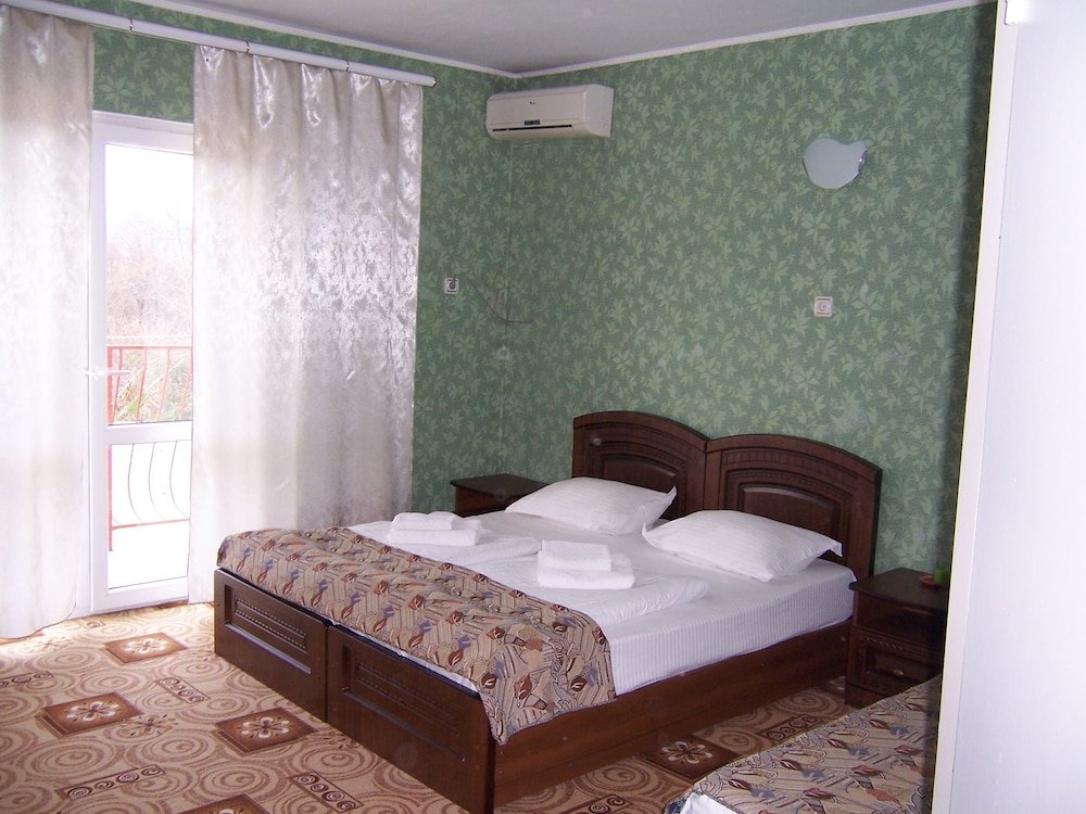 Standard Triple room with balcony U Nikiticha Guesthouse