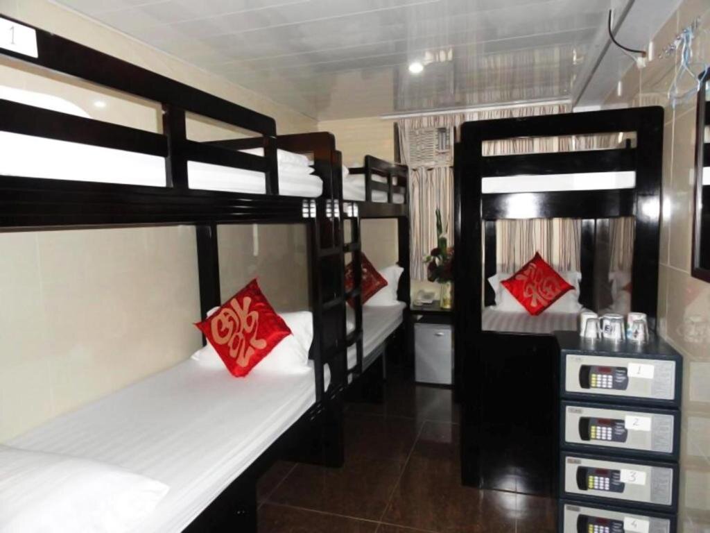 Кровать в общем номере Bohol Hotel