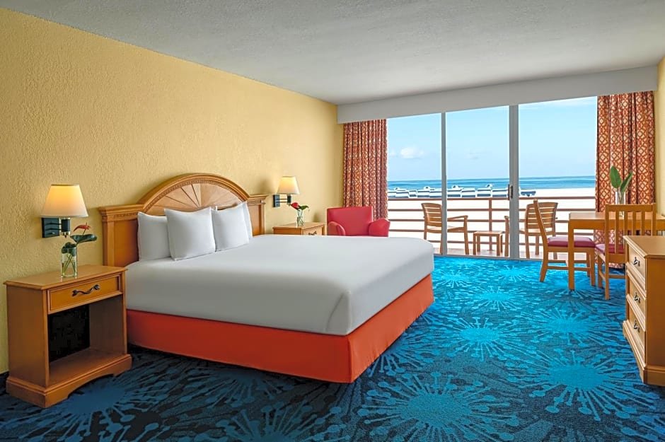 Четырёхместный номер Standard beachfront Dolphin Beach Resort