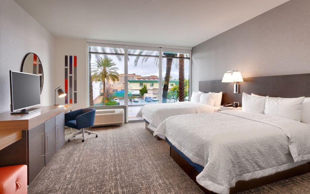 Четырёхместный номер Deluxe Hampton Inn & Suites Anaheim Resort Convention Center