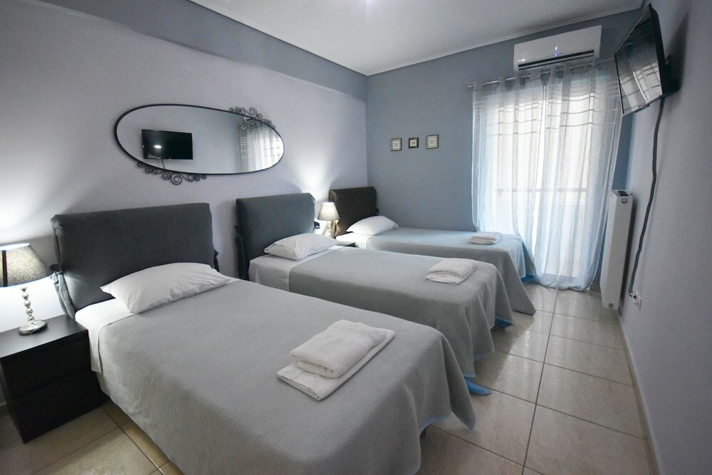 Economy Triple room with balcony A&J Apartments or Rooms athens airport