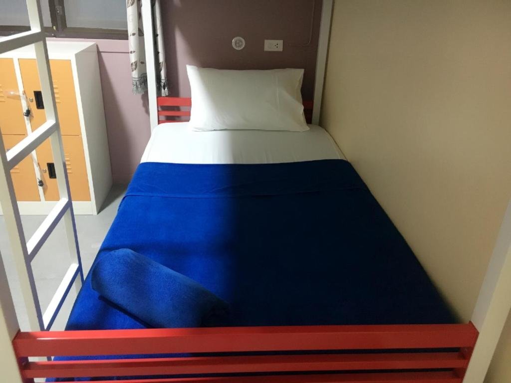 Кровать в общем номере Captan Home