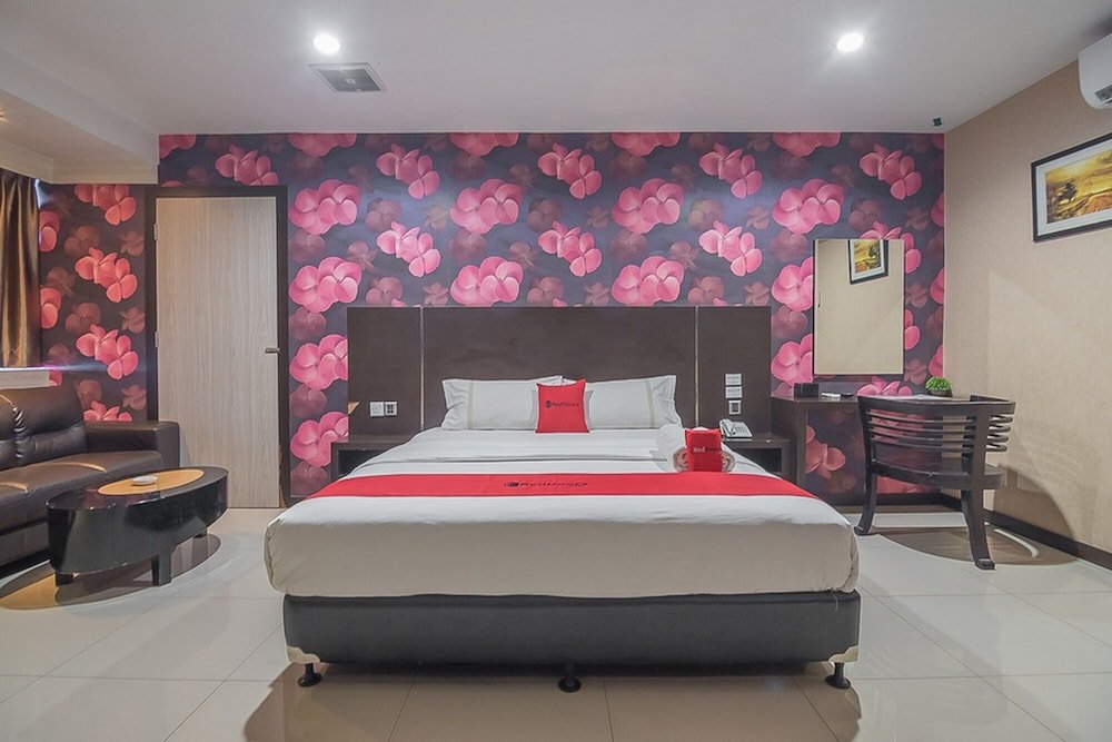 Premium Zimmer RedDoorz Plus near Harbour Bay Mall Batam