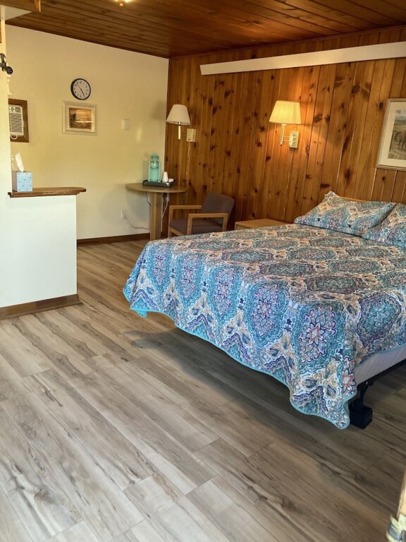Standard room Meadow Park Motel on 385