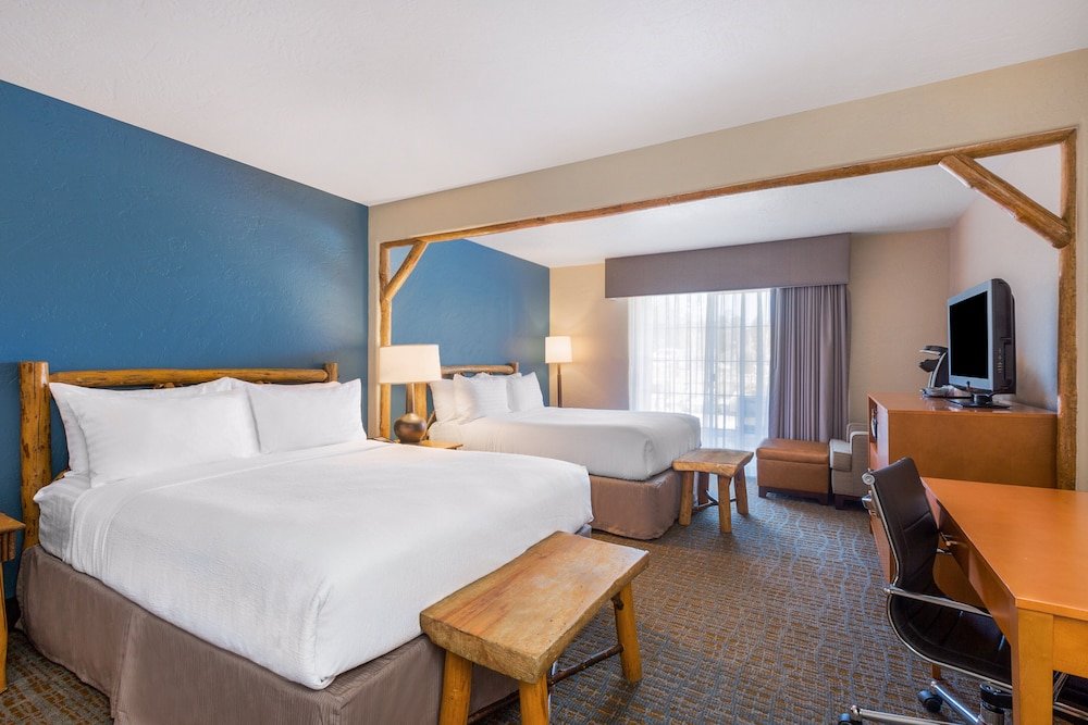 Standard quadruple chambre avec balcon et Vue sur cour Holiday Inn Resort The Lodge at Big Bear Lake, an IHG Hotel