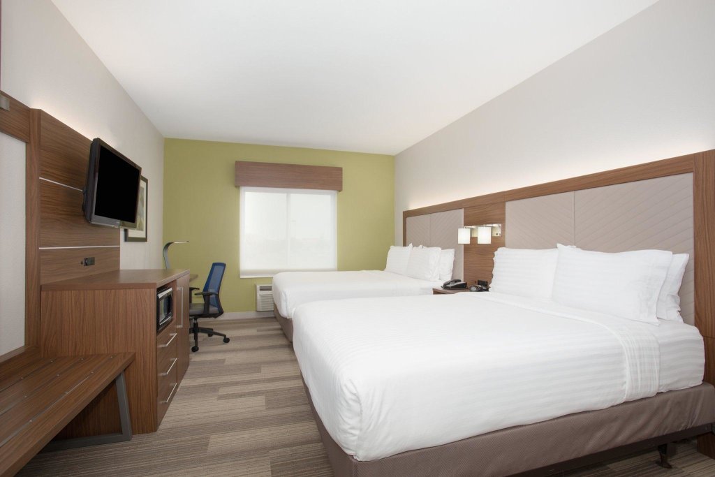 Четырёхместный номер Standard Holiday Inn Express & Suites Amarillo, an IHG Hotel