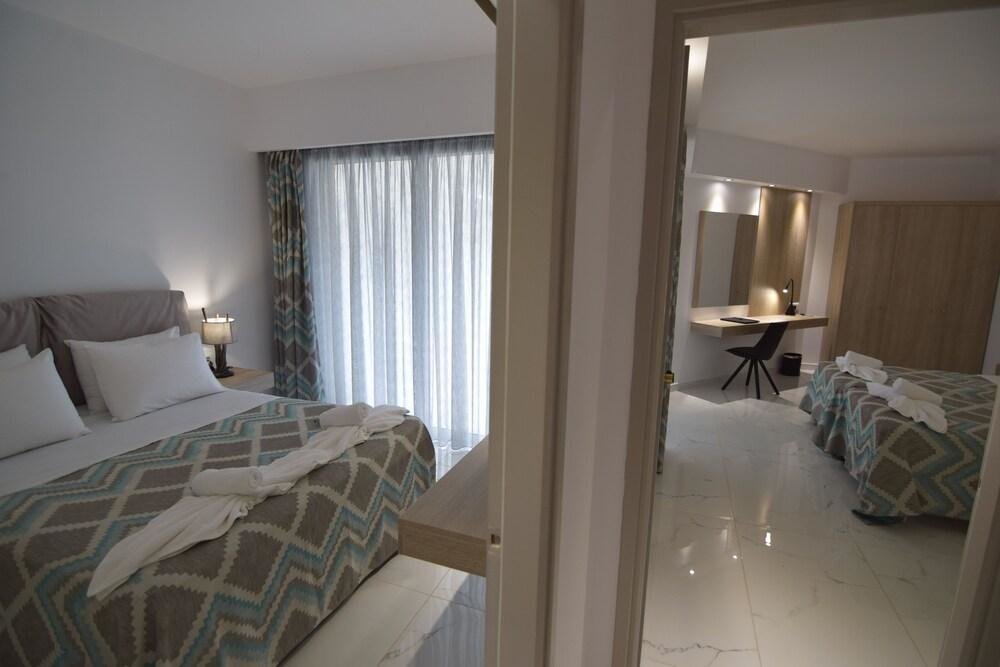 Cama en dormitorio compartido con vista al jardín Park Hotel & Spa-Adults Only