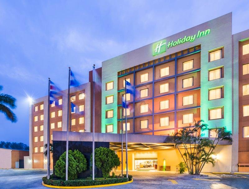 Cama en dormitorio compartido Holiday Inn Convention Center, an IHG Hotel