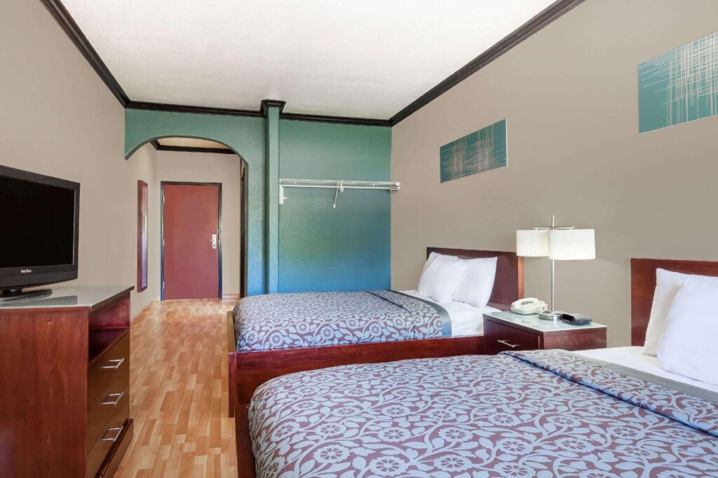 Четырёхместный номер Standard Days Inn & Suites by Wyndham Marquez