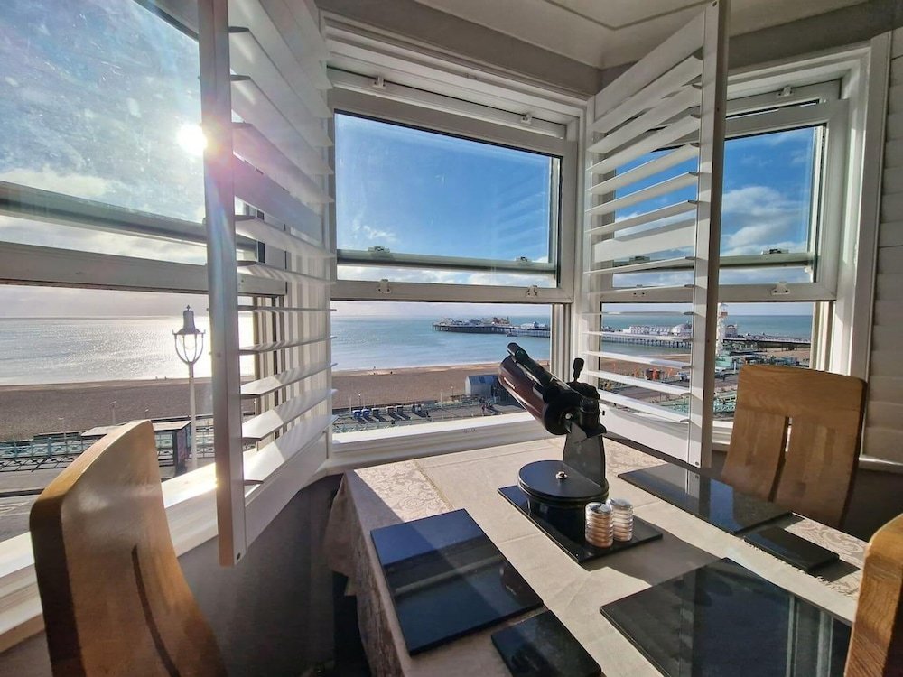 Apartment Direct Sea Views, Seafront Location & Free Parking