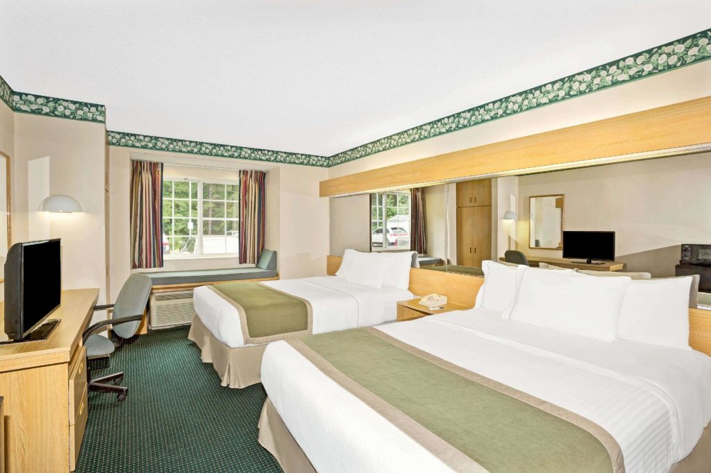 Standard Vierer Zimmer Microtel Inn by Wyndham Raleigh-Durham Airport