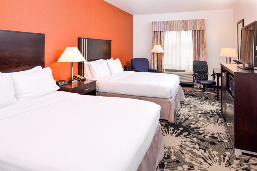 Четырёхместный номер Standard Holiday Inn Express & Suites Greenfield, an IHG Hotel