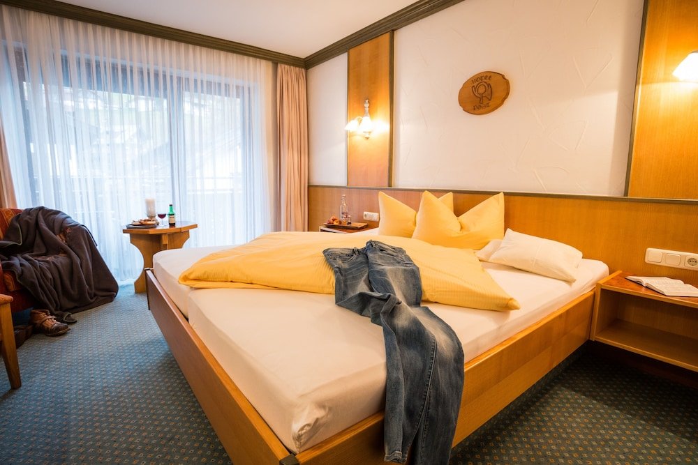 Standard Double room with balcony and with mountain view Haller's Posthotel