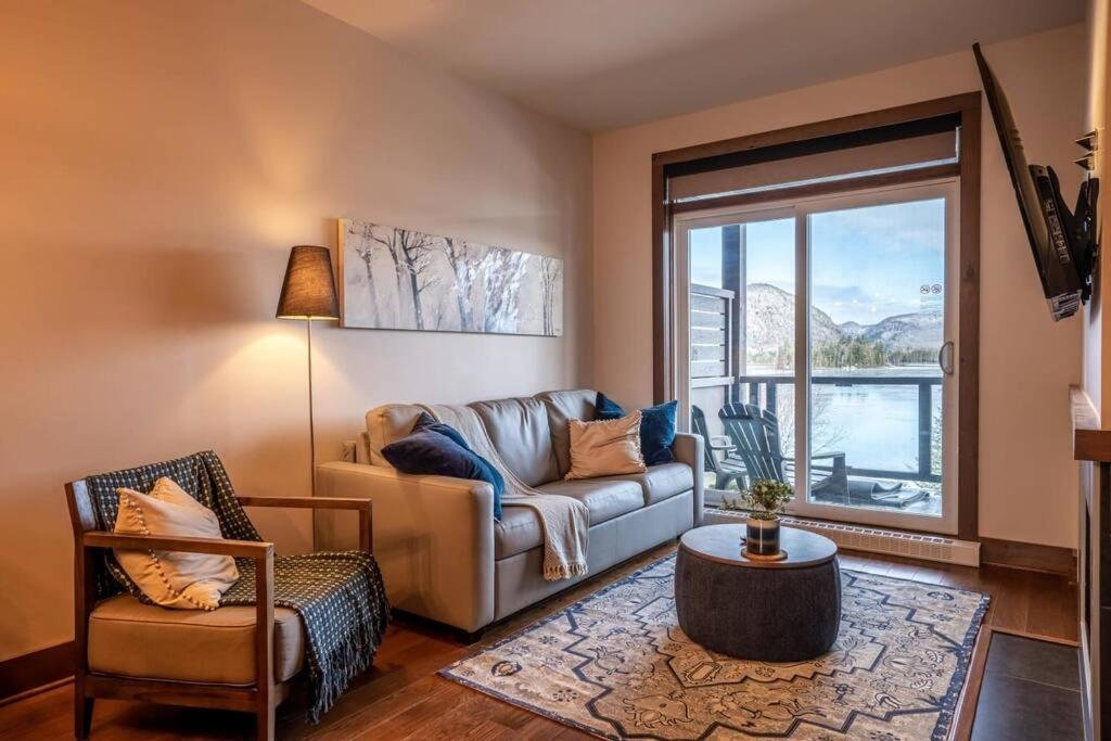 Suite Suite overlooking the lake & mountains with resort