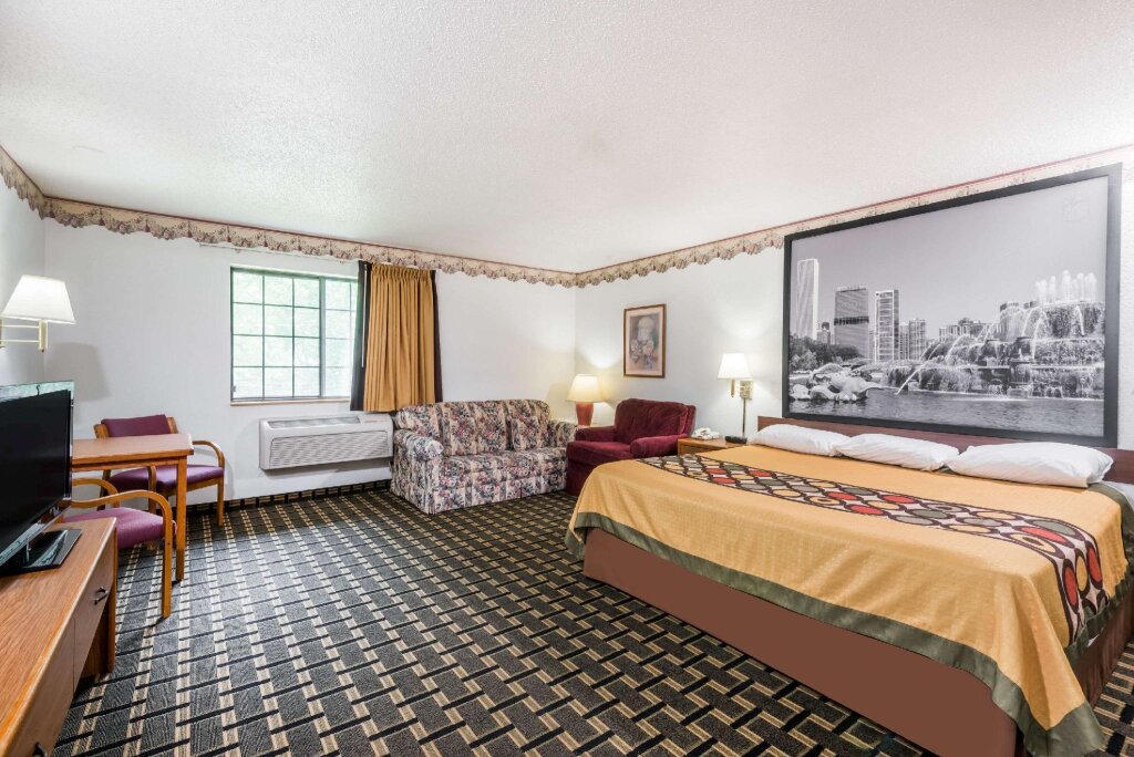 Deluxe Suite Super 8 by Wyndham Coshocton Roscoe Village