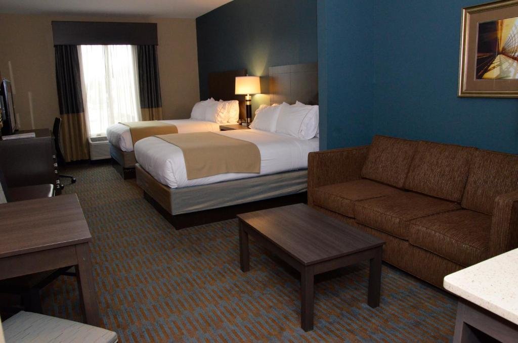 Двухместный номер Standard Holiday Inn Express Hotel & Suites Goldsboro - Base Area, an IHG Hotel