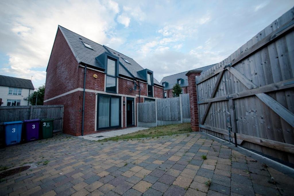 Hütte A Cosy 3-bed Family House in Liverpool sleeps 6 with parking spaces