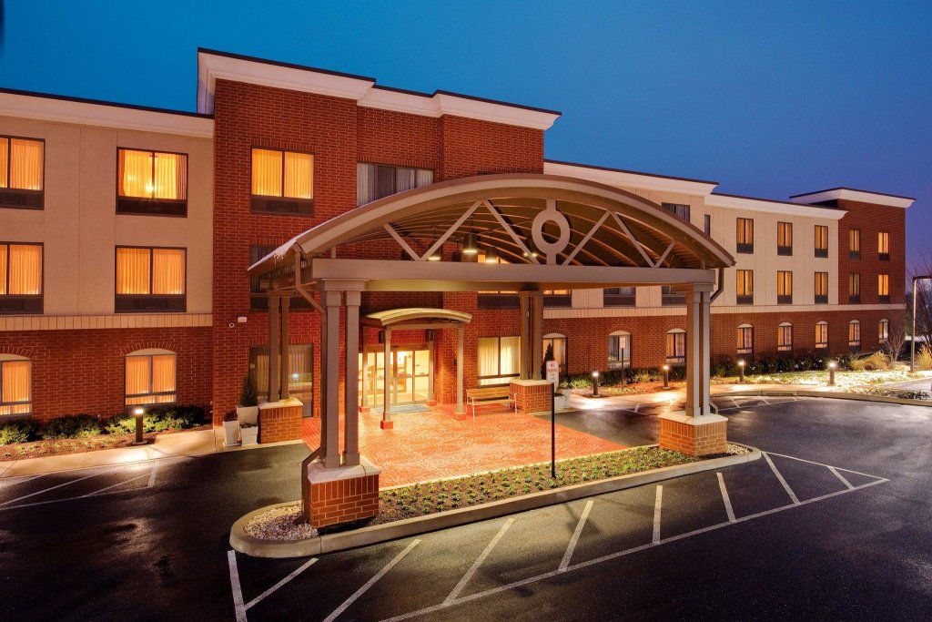Кровать в общем номере Holiday Inn Express Hotel & Suites Bethlehem Airport/Allentown area, an IHG Hotel