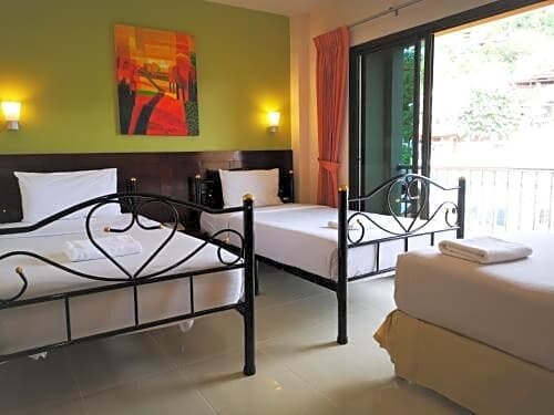 Deluxe Triple room with balcony and with mountain view Seven Seas Hotel