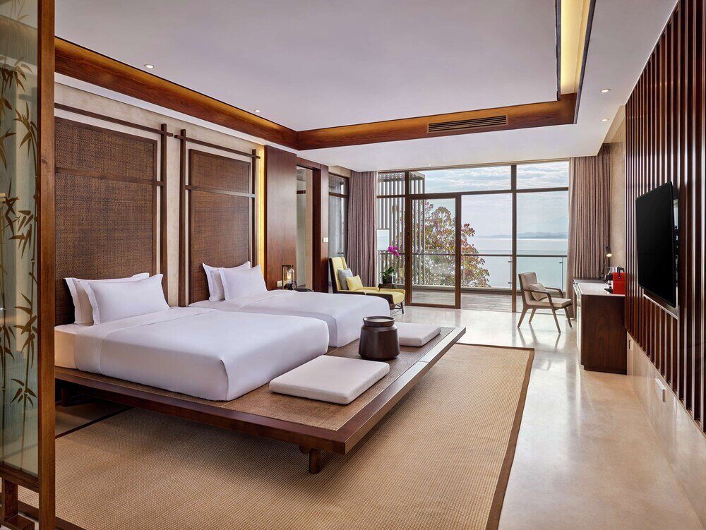 Deluxe room with balcony and with lake view Lushan West Sea Resort, Curio Collection by Hilton