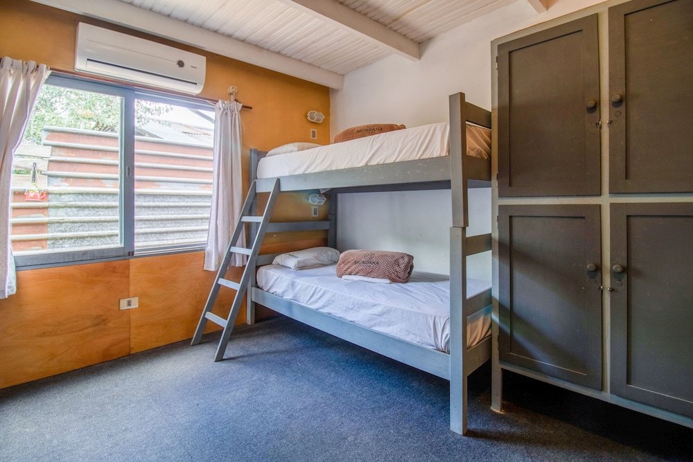 Кровать в общем номере Mundaka Hostel y Bar